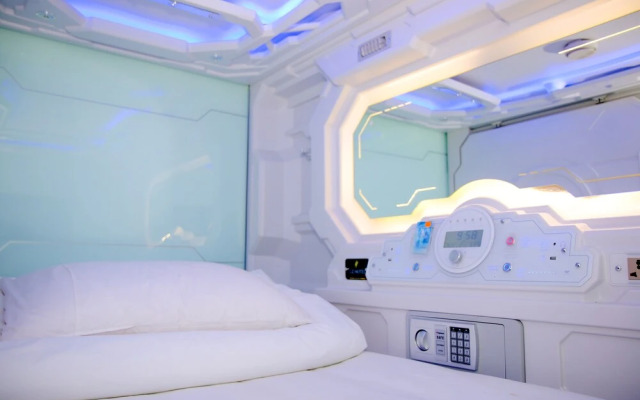 UZ Airport Capsule Hotel