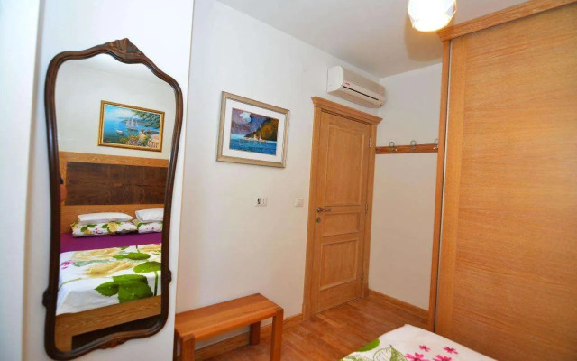 Three-Bedroom Holiday Home in Dobrota