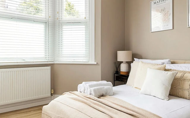 Luxurious 3 Bed Flat With Patio and Garden