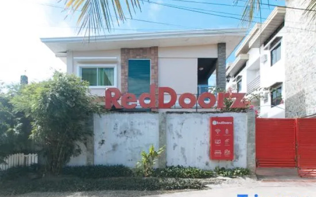 RedDoorz Hostel @ St. Paul Village LapuLapu - Vaccinated Staff