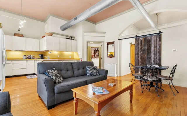 Charming Saugatuck Condo w/ Private Deck + Grill!
