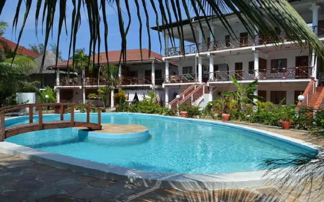 Room in Apartment - Wonderful two Minutes Walk to the White Sand Beach Property