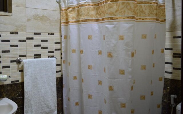 Al Hadeer Suites Hotel