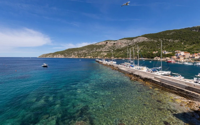 Mira Sea Front Guesthouse