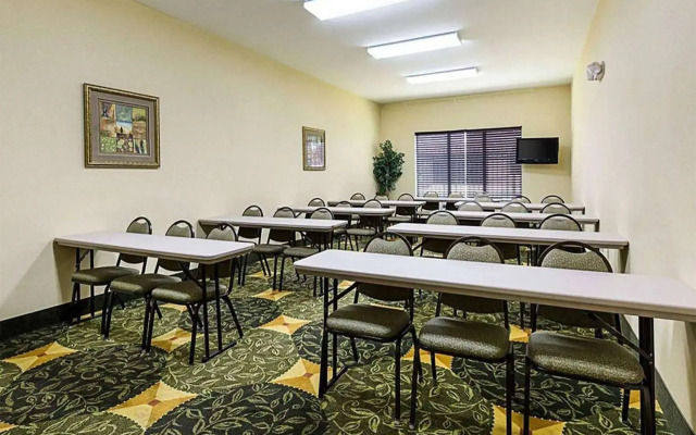 Days Inn & Suites by Wyndham Houston / West Energy Corridor
