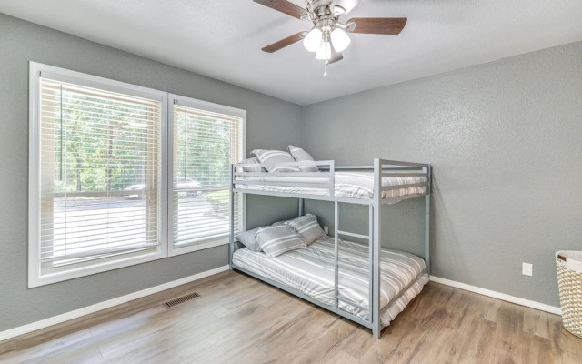 Serene Bella Vista Getaway Near Trails!