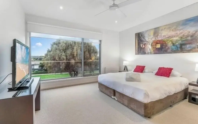 Gorgeous 5 Bedroom - Golf Course Views