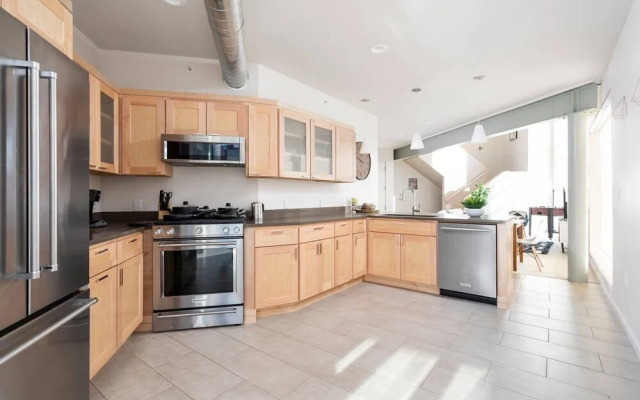 Upscale 3BR Penthouse by CozySuites