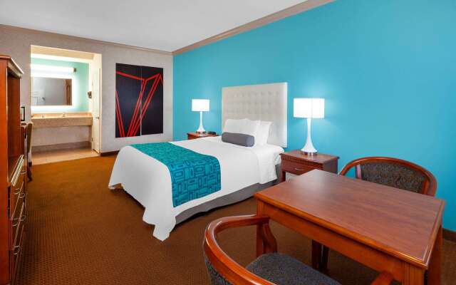 Howard Johnson Hotel & Suites by Wyndham Pico Rivera