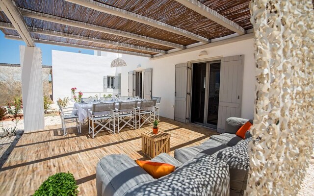 Funky holiday home with pool, next to the beach by VillaRentalsgr