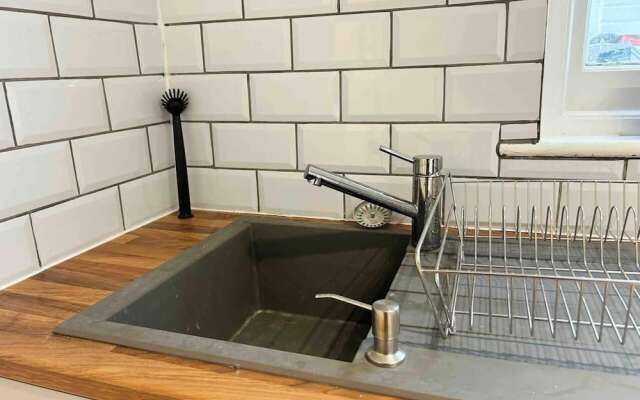 Cool 2 Bed House Hornchurch, Arcade Games, Parking
