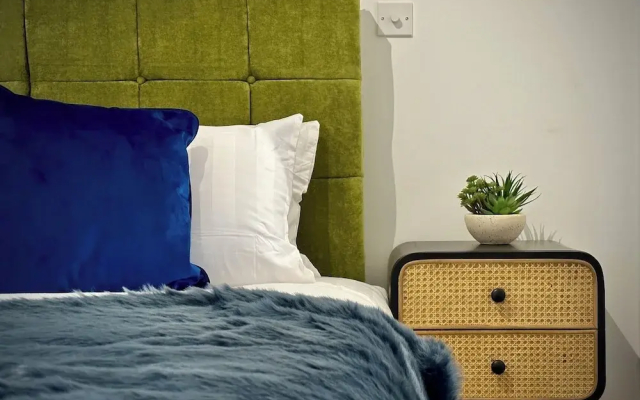 Coates House by Guestz