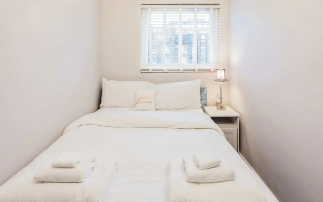Modern 2 bed Flat, West Kensington, Sleeps 4