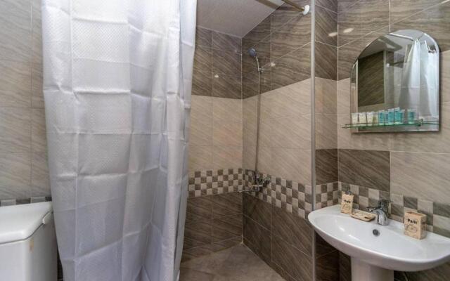 Cozy 2BR apt w Balcony on Aghmashenebeli ave