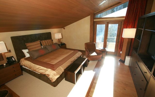 Northwoods Luxury Condo Close to Chairlift by RedAwning