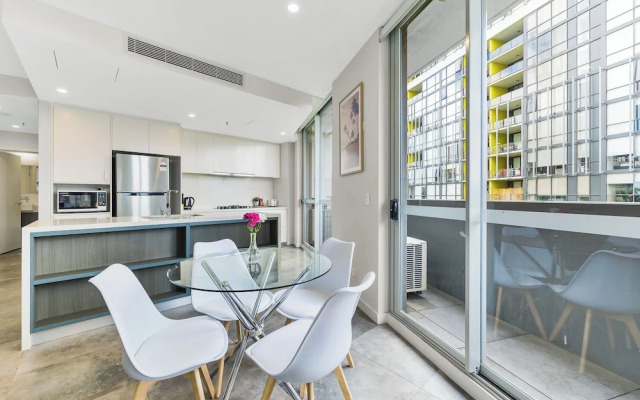 Kozyguru | Mascot | 2 Bed Apt + Free Parking