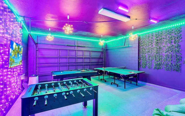 Upstay - 20-guest-all-theme-rooms-pool-spa-theatre