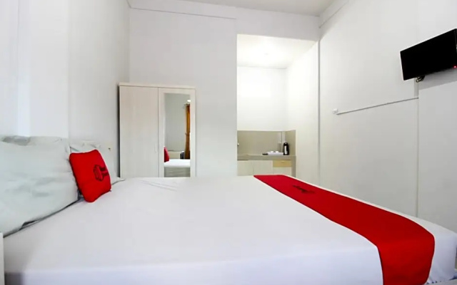 RedDoorz Syariah At Griya Izzara Guest House