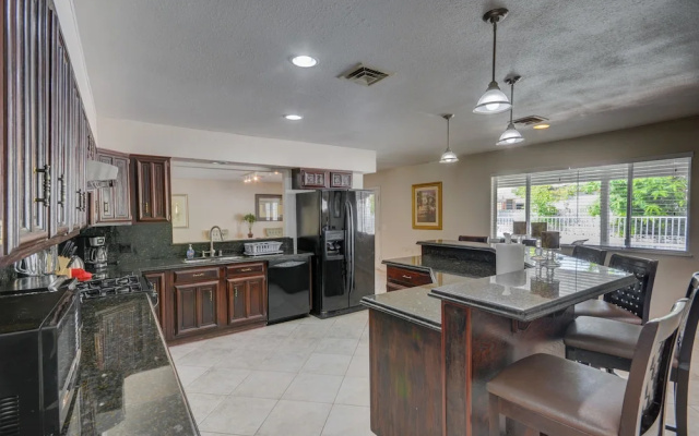 Luxurious 4BR House with Large Pool Near Strip