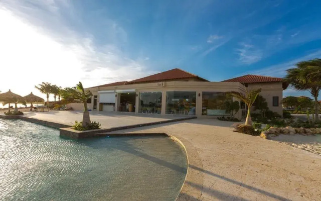 Gold Coast Luxurious and Stylish Condo