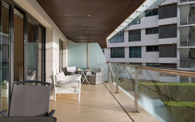 ALTIDO Superb Apt w/Terrace Pool & Spa in Cascais