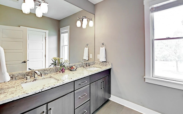 4BR/3BA Music Row House A by RedAwning