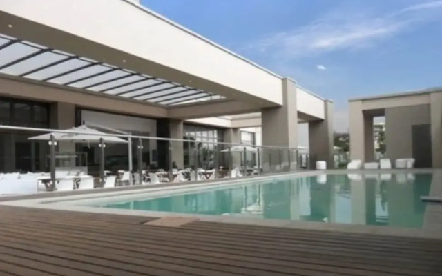 Sandton Skye Apartment - 616