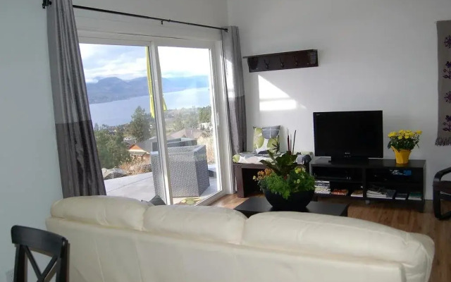 Singing Marmot Guest Suites