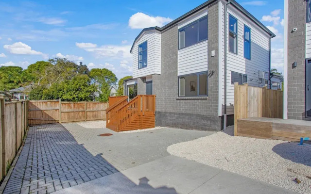Style Serenity Townhouse with Parking