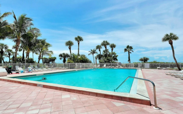 Cozy Beachfront Condo With Pool and Tennis Courts