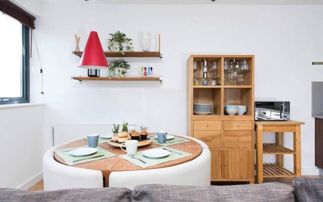 Stylish 2BR flat with balcony, near King’s Cross!