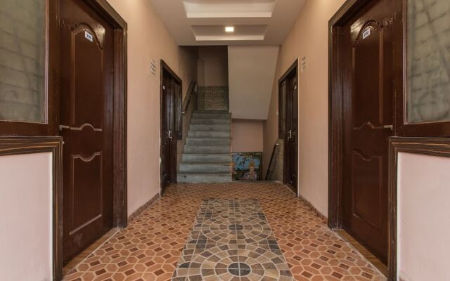 OYO 12161 Hotel Madhur Inn
