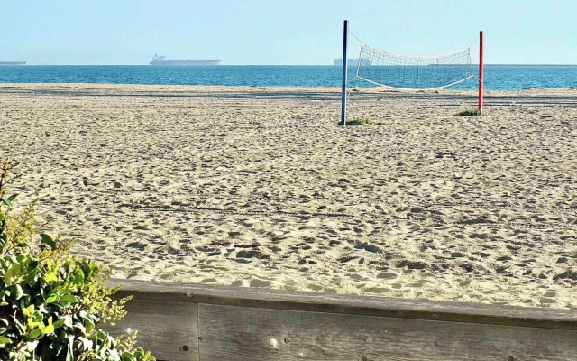 Beach Paradise Stunning 3-story in Long Beach!