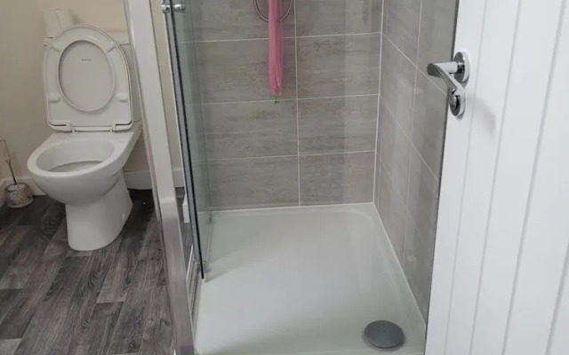 Central 2 Bed Home - Parking, Ev Point, Garden