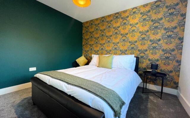 3 Double Bed Luxurious House Near Heathrow Airport