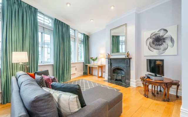 Nelson s Pad - Trafalgar Square - by Frankie Says