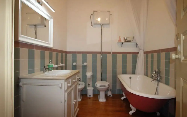 Old Town House in Figueira da Foz Near Beach