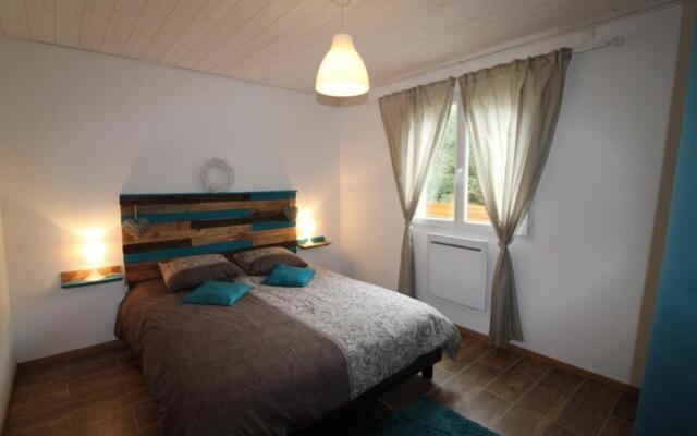 Logement, rez-de-jardin d’une maison, orée du bois