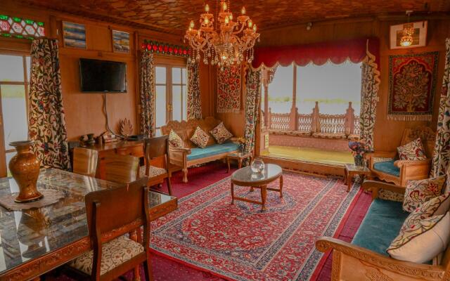 Golden Flower Heritage Houseboat