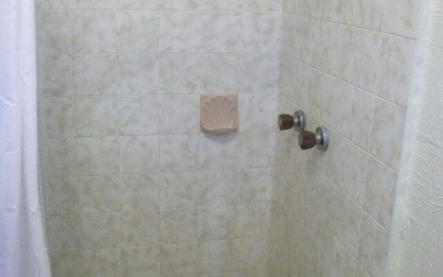 Kinka Palms Beachfront Apartments / Motel