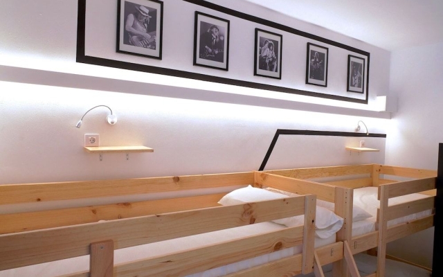 Guitar Hostel