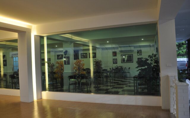 Gallery Lake View Hotel