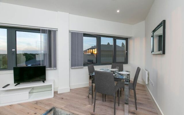 Deluxe Heathrow Apartments & Parking