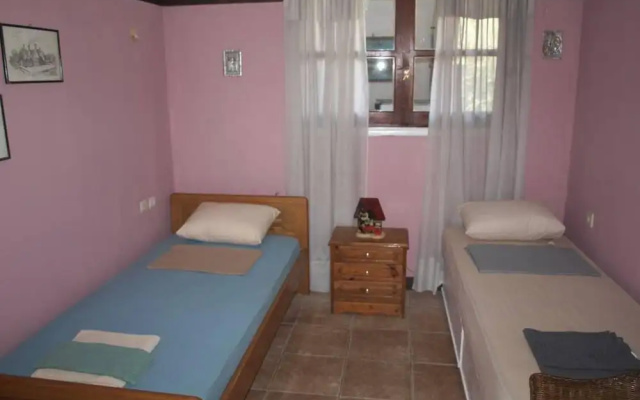 Alonaki Seafront Cottage