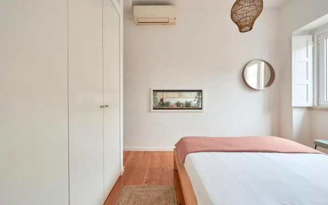 Sunny Renovated Apt With AC, By TimeCooler