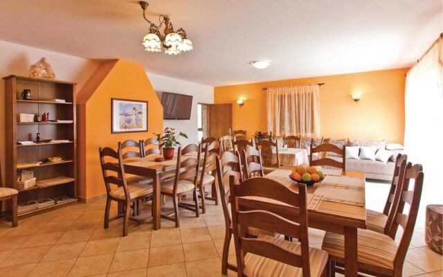 Awesome Home in Visnjan with Hot Tub, Sauna & WiFi