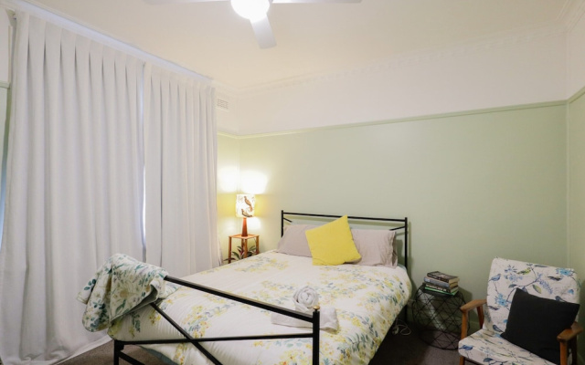 Cosy Sun-filled Cottage – Guest Rooms – Tenterfield