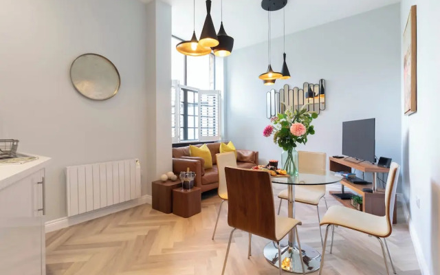Elliot Oliver - Stylish 2 Bedroom Town Centre Apartment