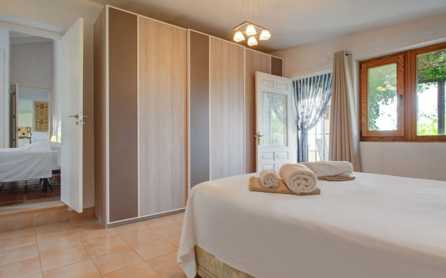 Serene Holiday Home in Sayalonga With Private Pool