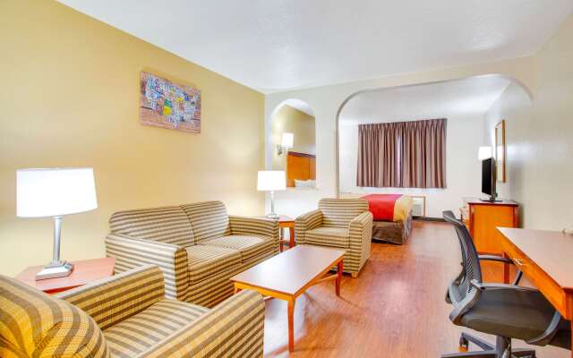 Econo Lodge Inn & Suites Albuquerque East I-40 Eubank Exit